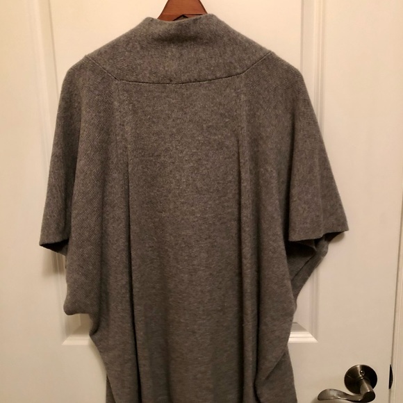 Wool poncho - Picture 2 of 2